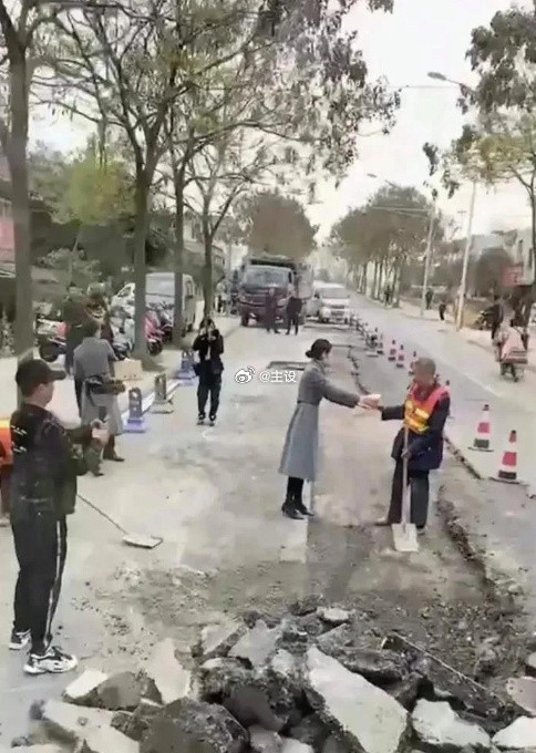 被第一个图片感动到了，被第二张图片恶心到了！