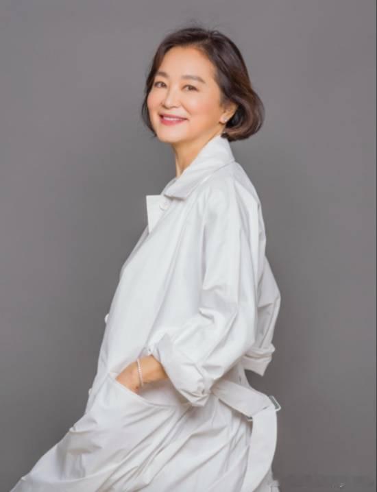 林青霞自曝豪宅遭大量蟑螂入侵家中“人螂大战”近日，艺人林青霞在社交平台自曝与蟑