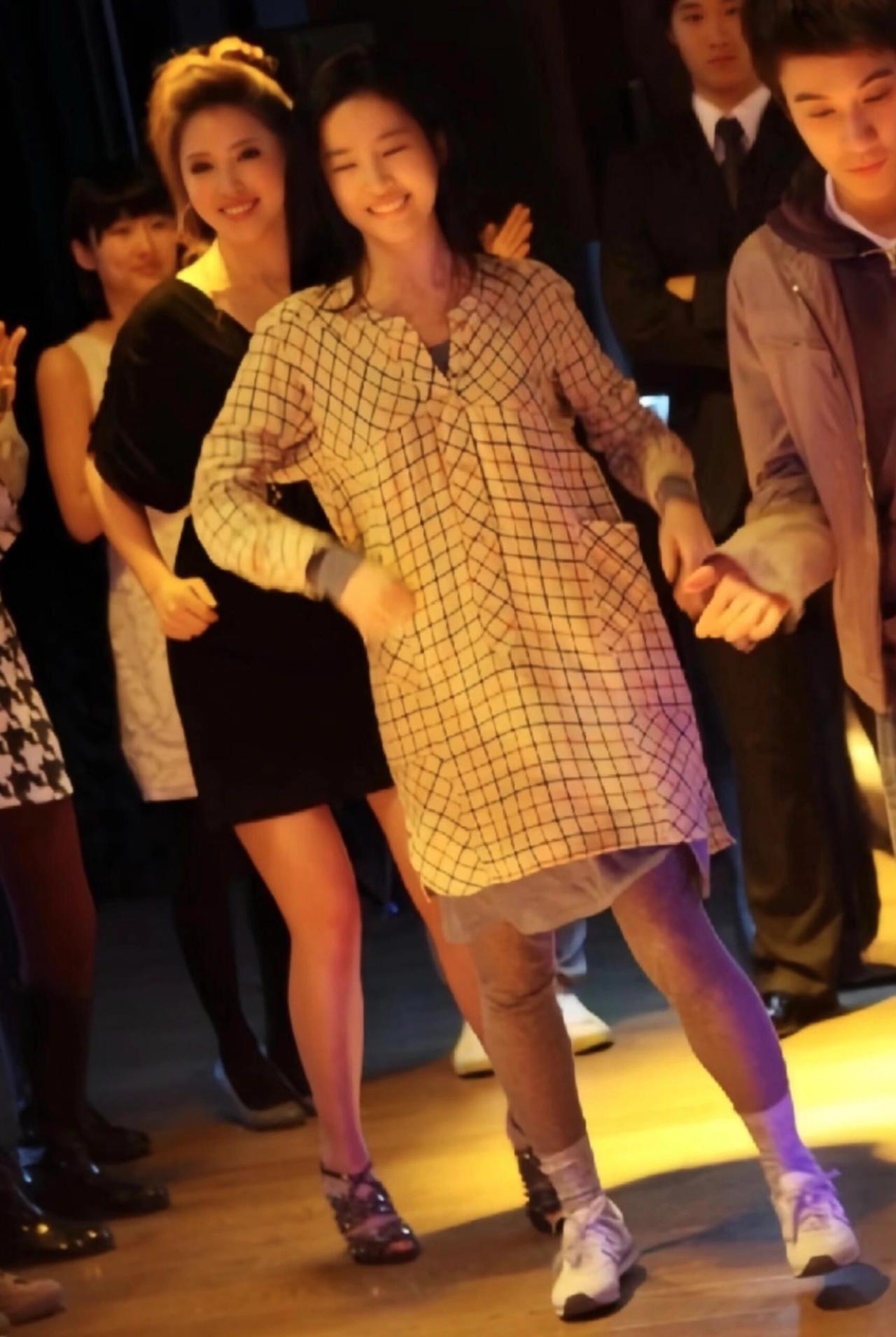 跳舞的刘亦菲好有生命力啊！腿型也很棒啊！刘亦菲腿型每一个舞蹈都有一个难忘的回