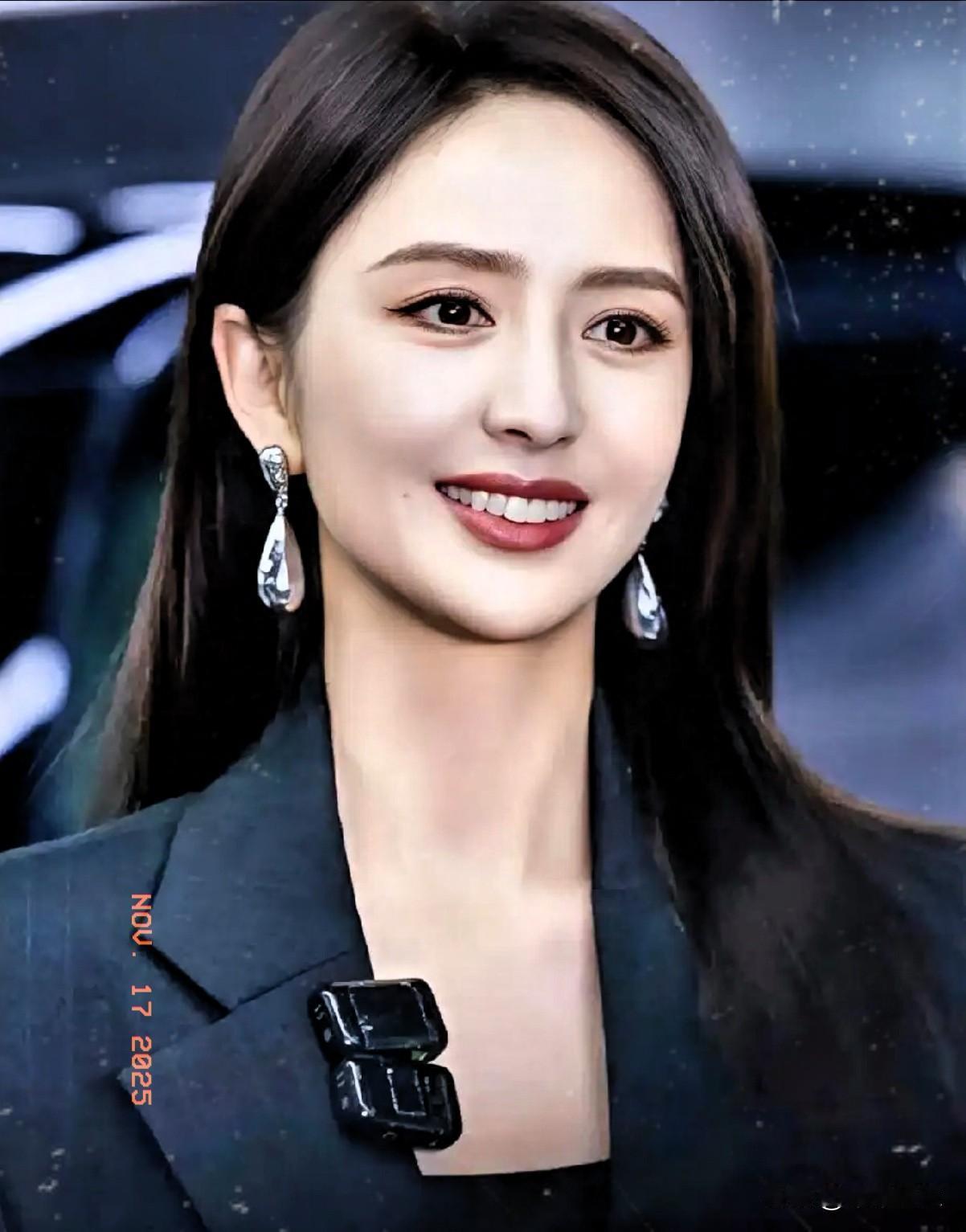 我朋友出差时偶遇佟丽娅，回来后说的话直接让我惊掉下巴！她直言佟丽娅线上线下差