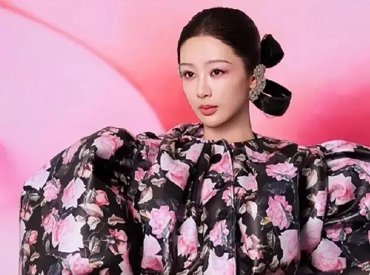 杨紫这次真把脸换了？第二套造型一出来，全网都在喊姨太太。发际线高得能停飞机