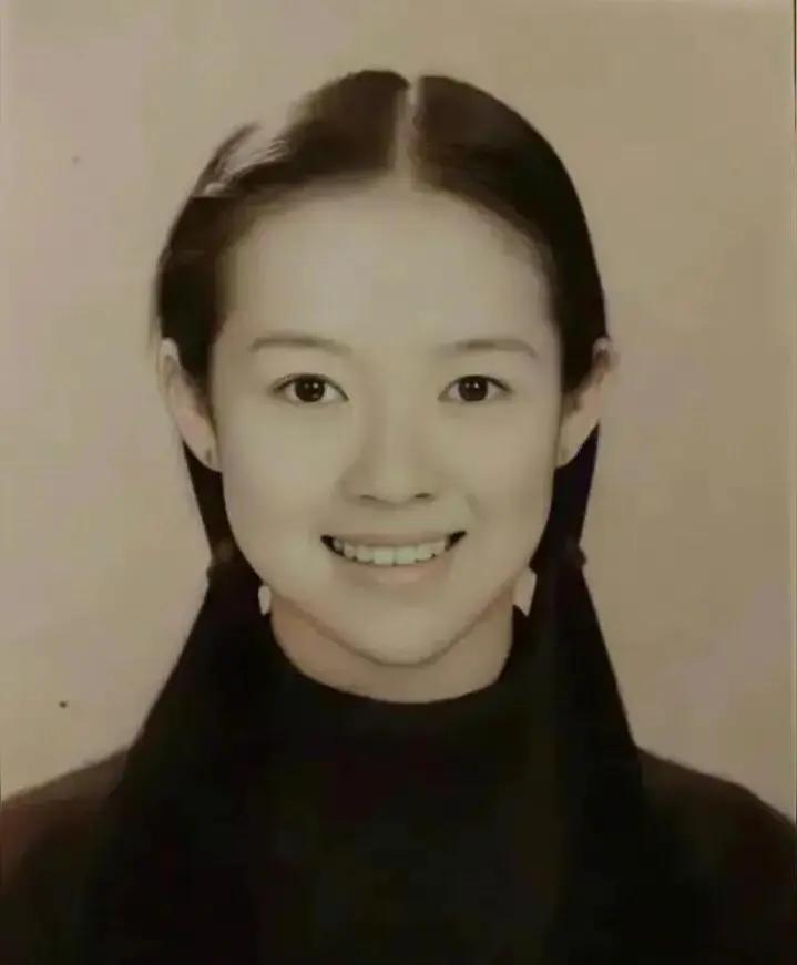 偶然刷到这个。章子怡说她考中戏是为了逃避舞蹈，因为没什么前途[无奈吐舌]。但其实15