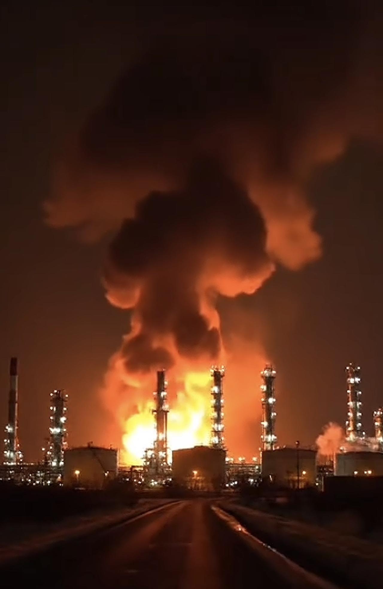 俄罗斯的炼油厂爆炸了，火正是乌克兰放的！乌克兰的无人机又“吃鸡”了，这一次目标