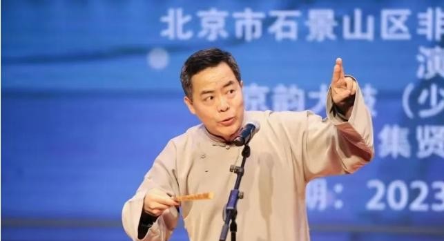 2008年，德云社的后台气氛瞬间变得紧张无比。<em>徐德亮</em>突然爆发，他指着郭德纲质问：