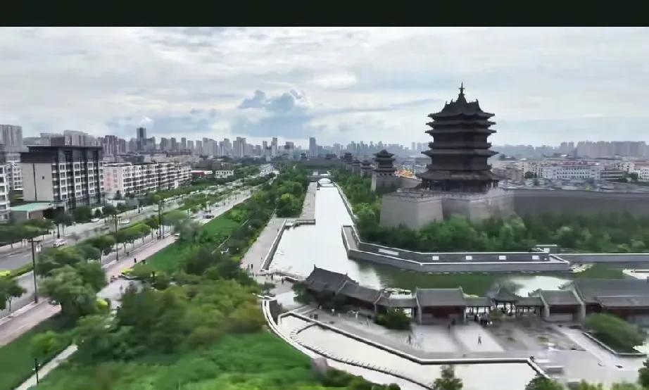 看完大同古城墙外8公里长的护城河，真的不想去看北京故宫的护城河了。梁思成当初想
