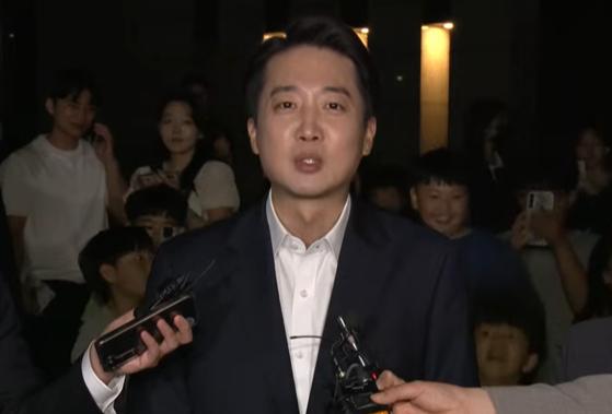 投票刚结束，看了民调后李俊锡几乎是以承认败选的口吻说“通过此次选举，我将进一步