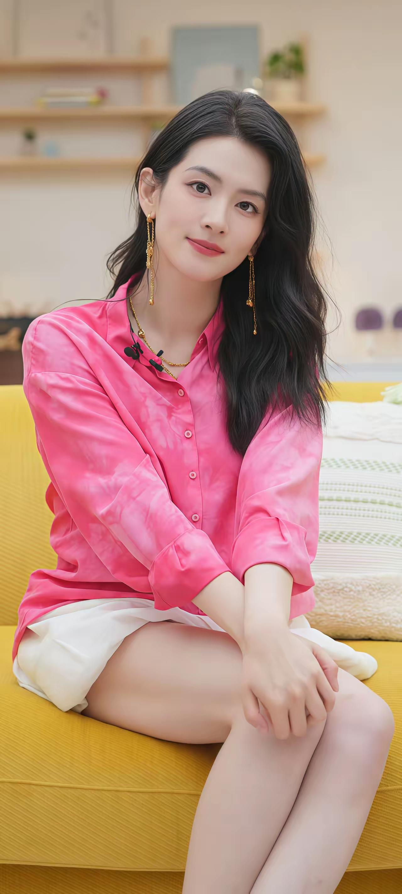 粉衣美人坐，笑语如春风。