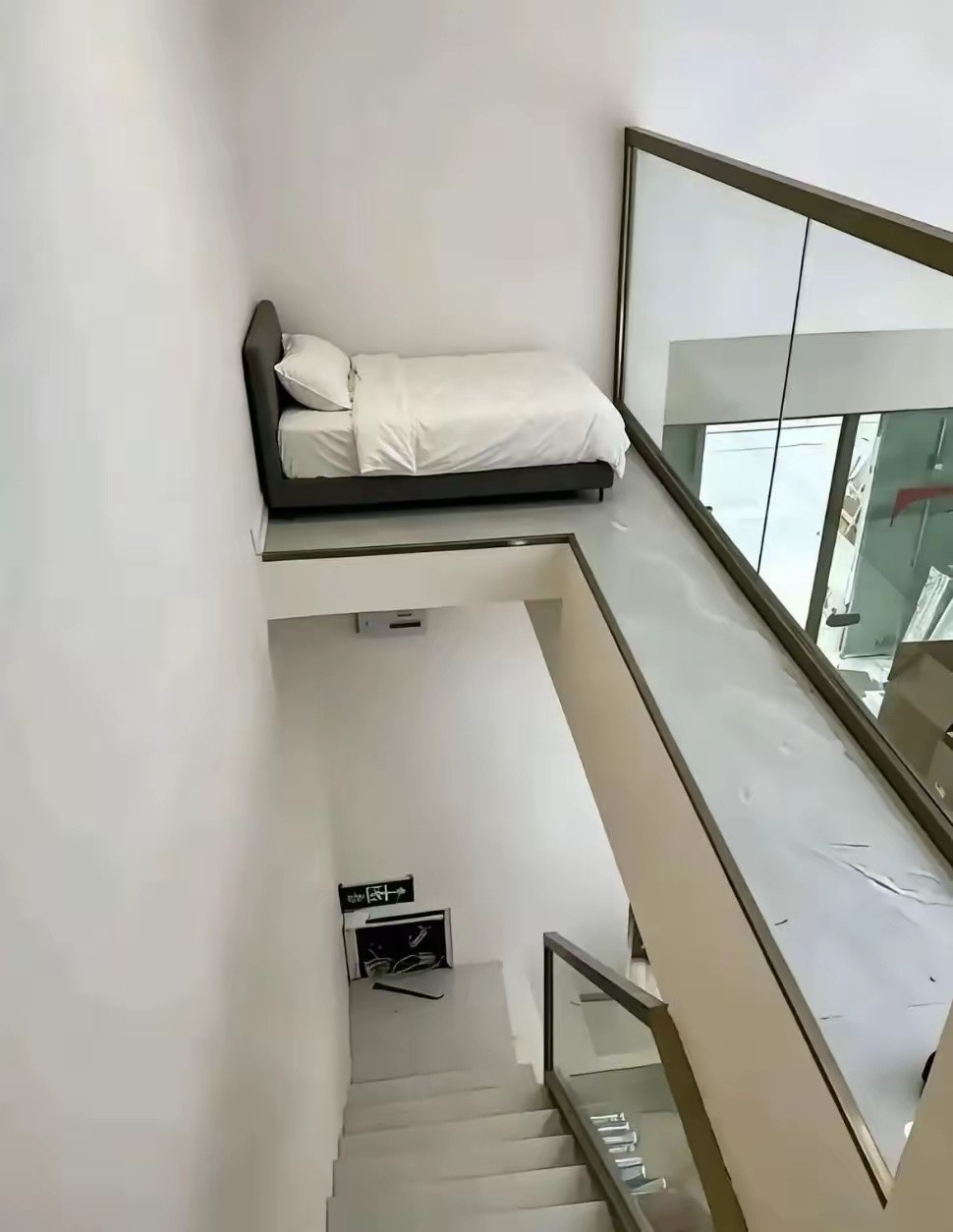 设计师是懂极限操作的，反正这床我是真不敢躺…