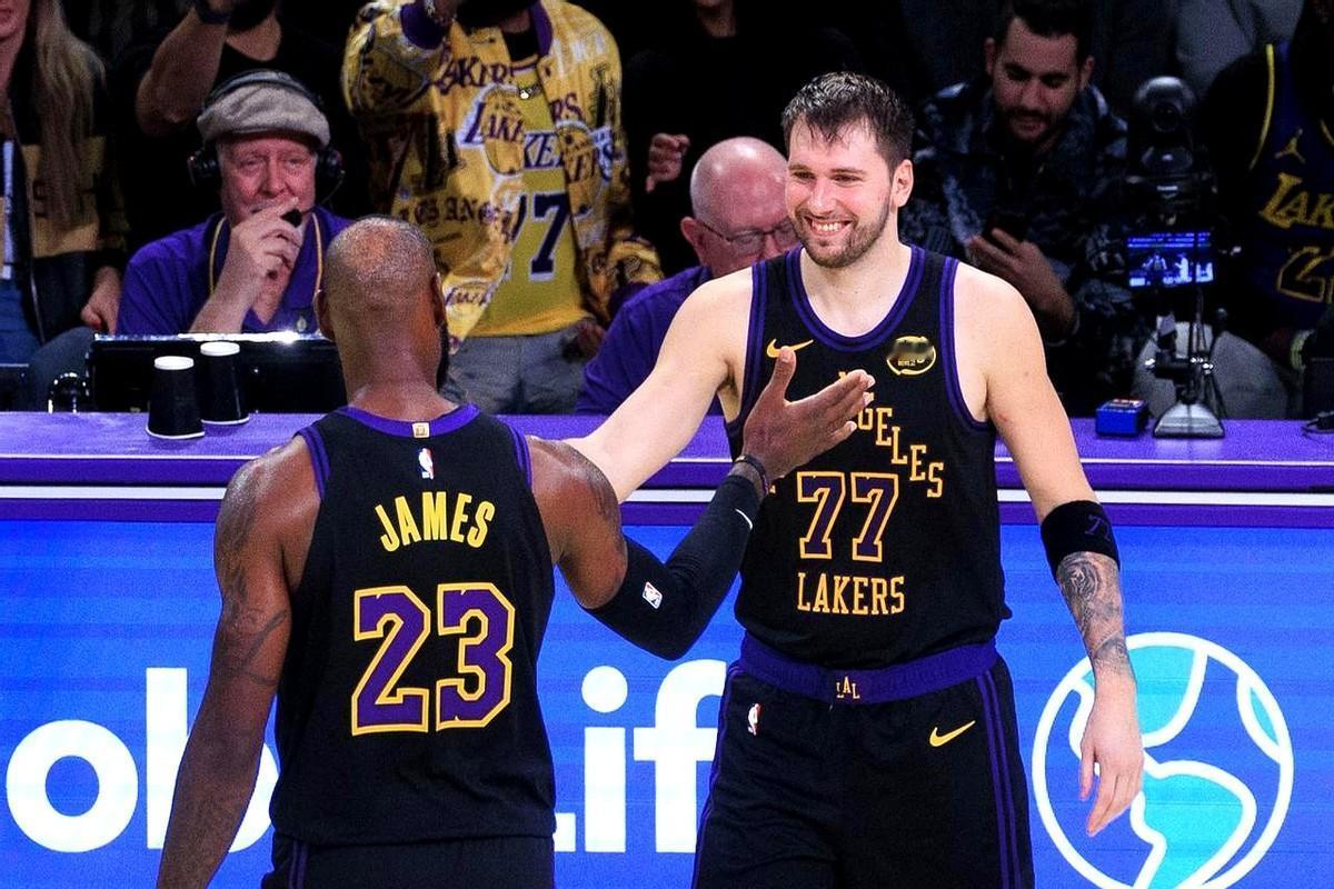 老詹这次是真准备让位了。他在采访里公开说，要是和东契奇一队，他愿意交出球权，