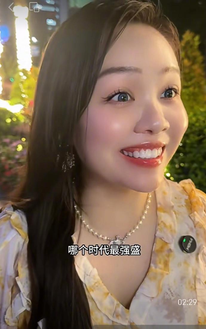一位漂亮的小姐姐对着镜头问：中华民族哪个时代最强盛？然后她回答说，最该被刻进骨子