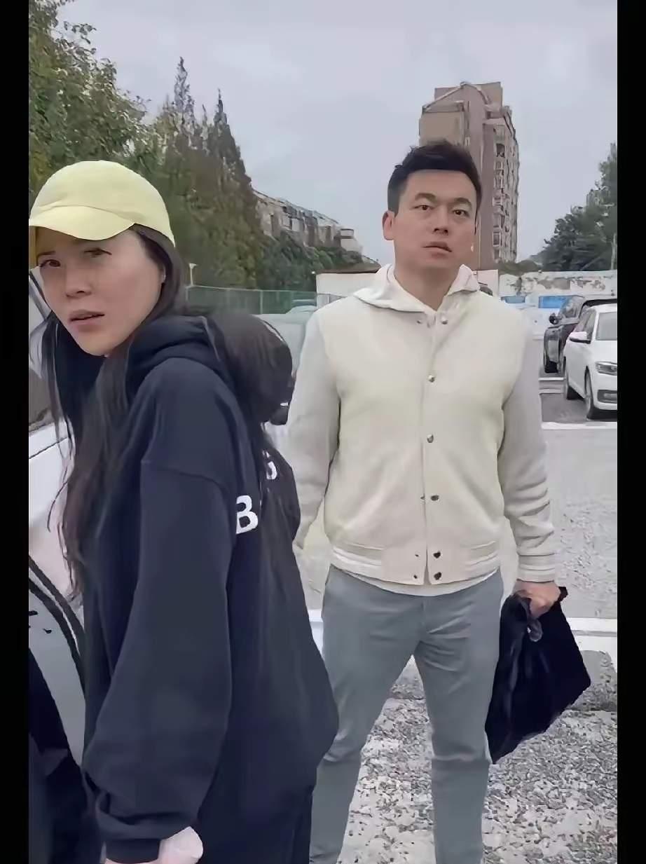 这张照片，估计会成为2025年年度最佳照片，与当年成都那个牵手门一样火。网友太