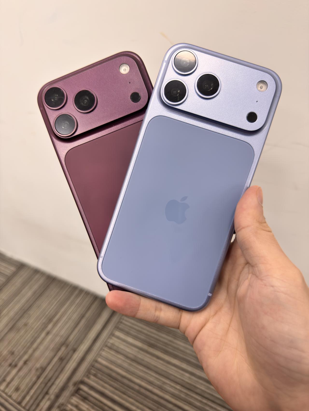 iPhone18ProMax（机模）也是拿到了，今年这两款新配色大家觉得还