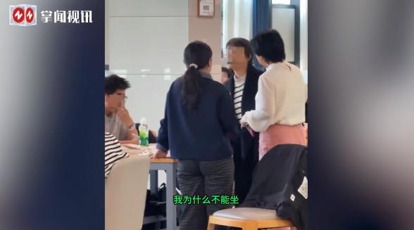 “大快人心！”10月8日，山东聊城，一女子在图书馆里帮朋友占座。这女子叫
