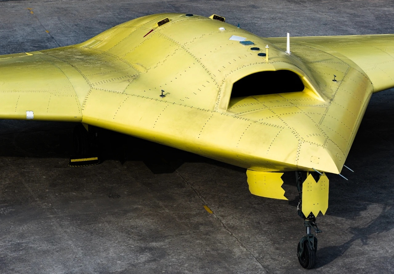 【彩虹7无人机成功首飞】近日，我国新型高空高速长航时无人机彩虹-7成功首飞。此前