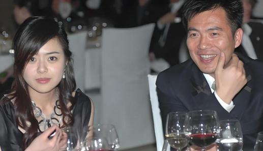 2006年，黄健翔在妻子孙颖手术后不久，就提出离婚，孙颖泣不成声：“我17岁就跟