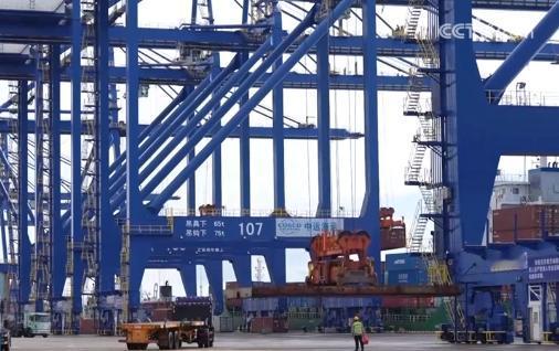 明天！海南就要迎来全岛封关的历史性时刻了！清晨的海口新海港里，吊臂在晨光中不停运