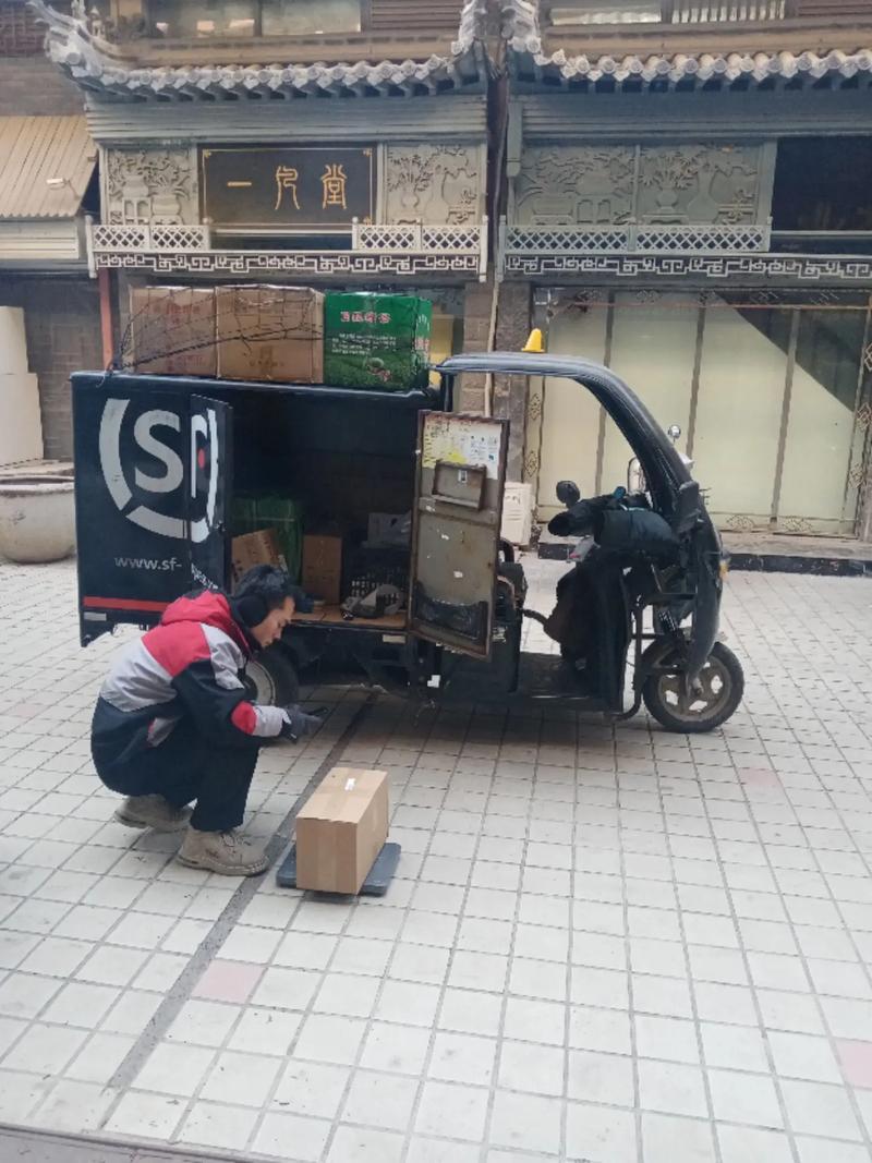 我上楼时，瞧见一位顺丰快递员骑车匆匆赶来。他（我原以为是男性）急忙停下车。我挡住