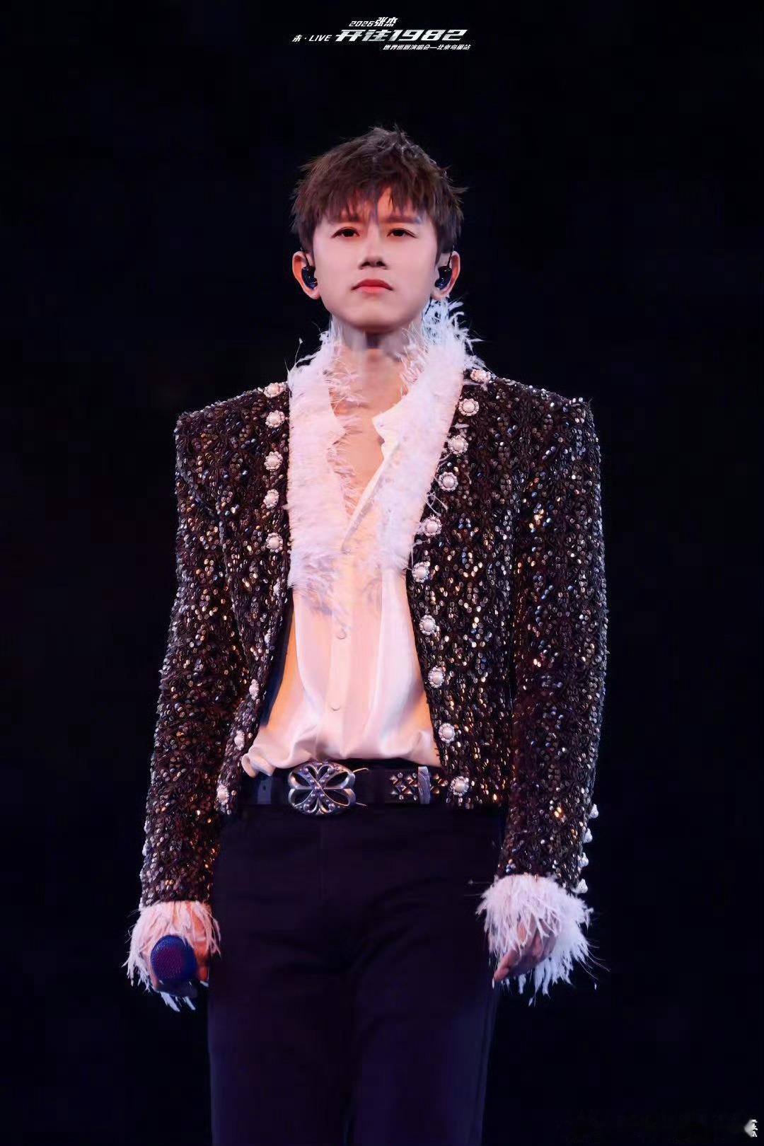 张杰连开9场演唱会有空还打高尔夫你可以永远相信张杰的体力！11天9场鸟巢演唱会，