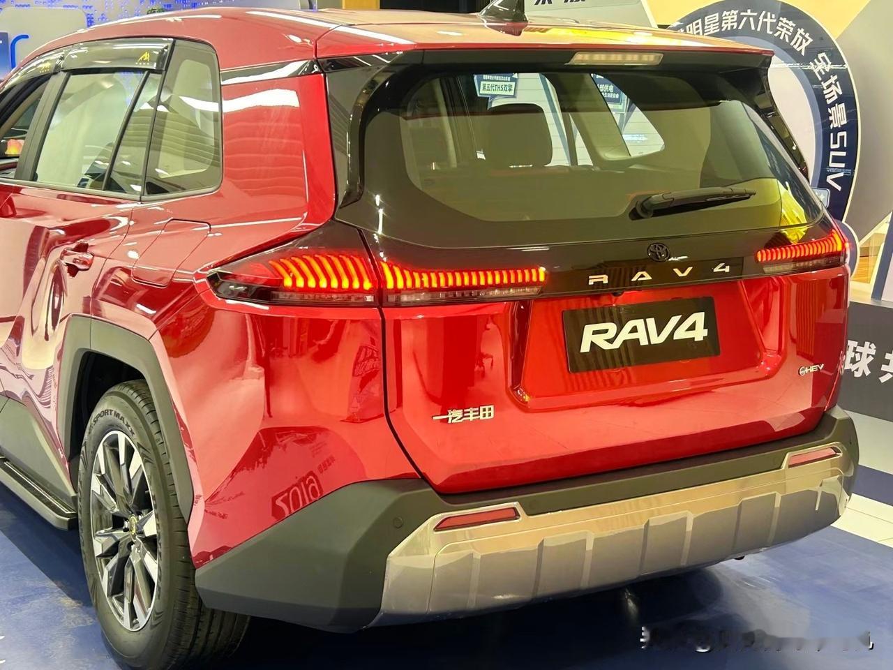 朋友问我丰田的荣放RAV4双擎版，到底香不香？现在买会不会后悔？核心魅力，全