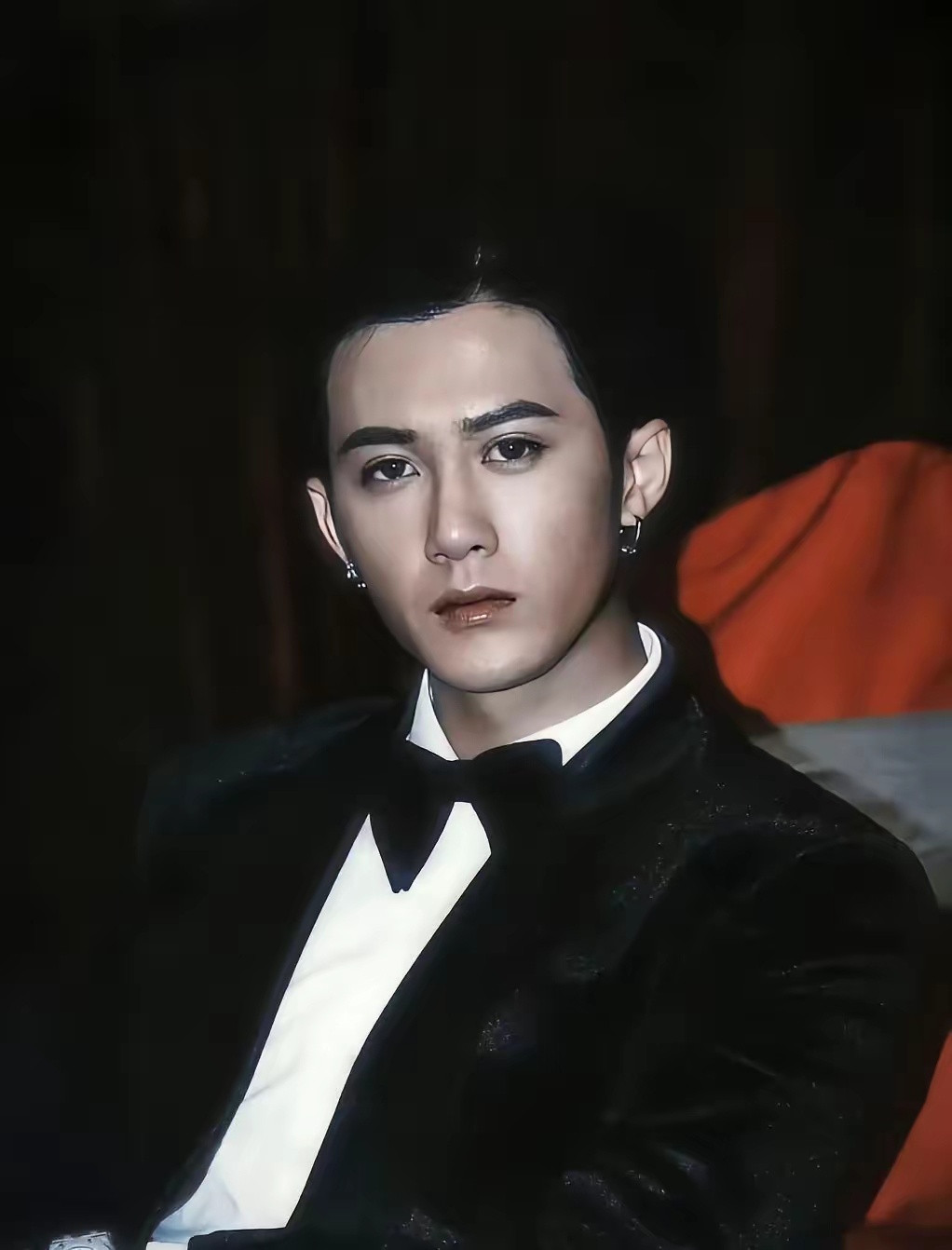 内娱现在真的很少见这种妆造了，檀健次早期真的是硬帅。