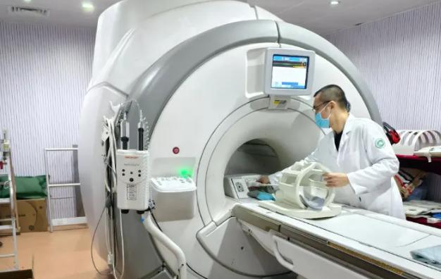 我表哥在醫院設備科干了十年，有次喝酒我问他：“你们那台核磁共振，是不是从来不敢关