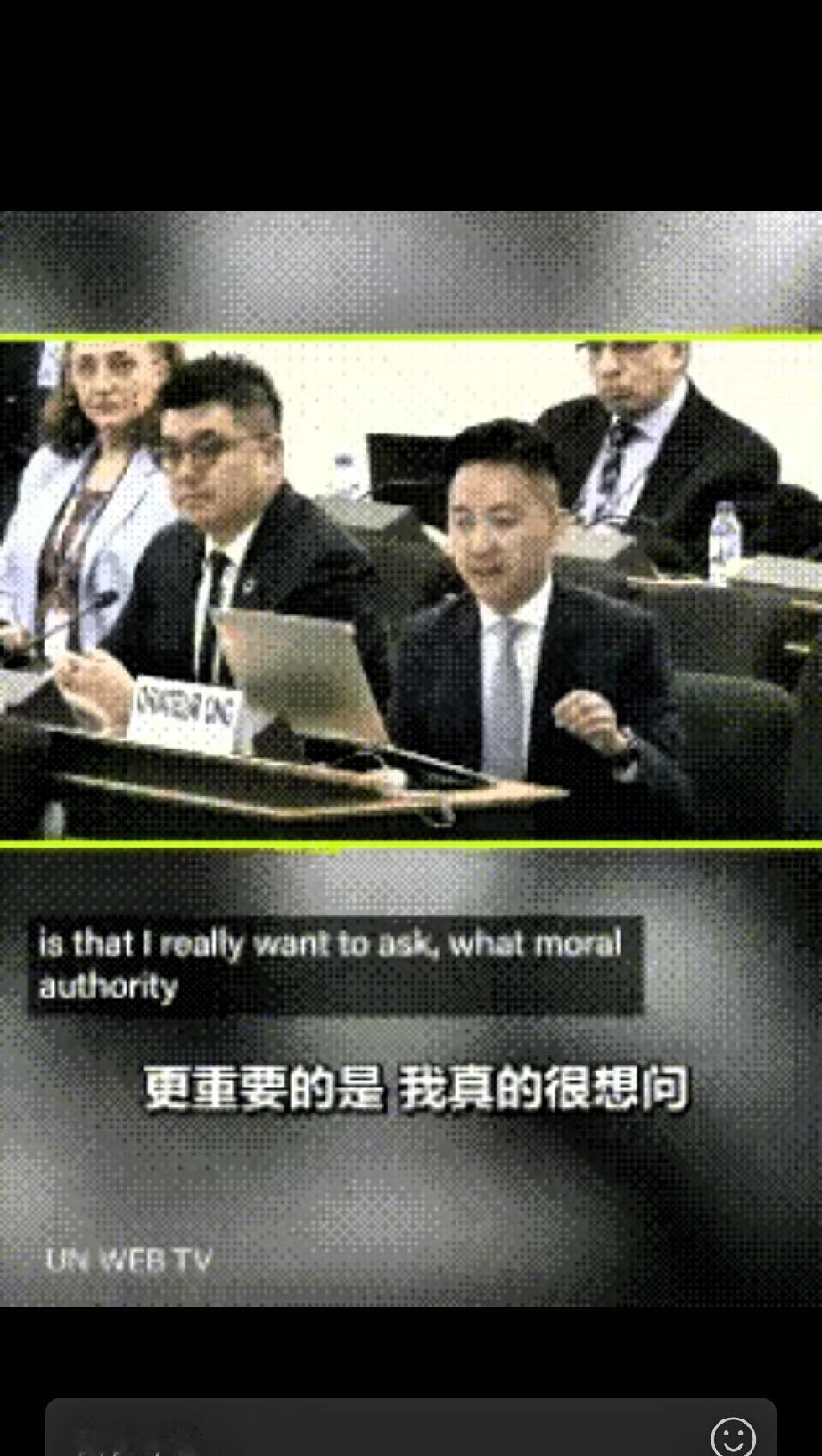 日内瓦会场，空气都快凝固了！香港议员李梓敬，没拿稿子，腰杆笔直，三连反问直接炸场