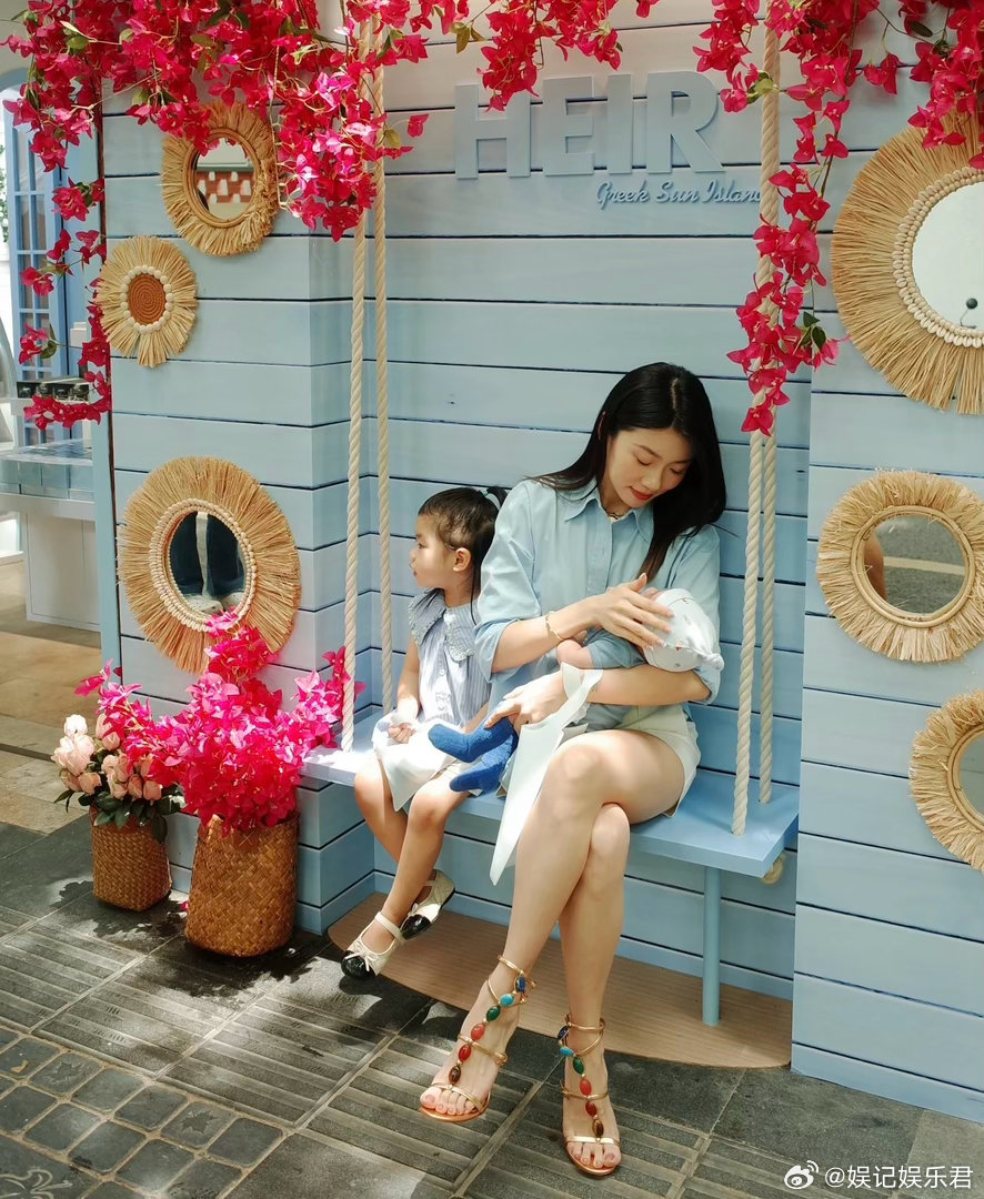 程晓玥晒出一双儿女合照，二胎是个男宝宝，儿女双全好幸福呀程晓玥