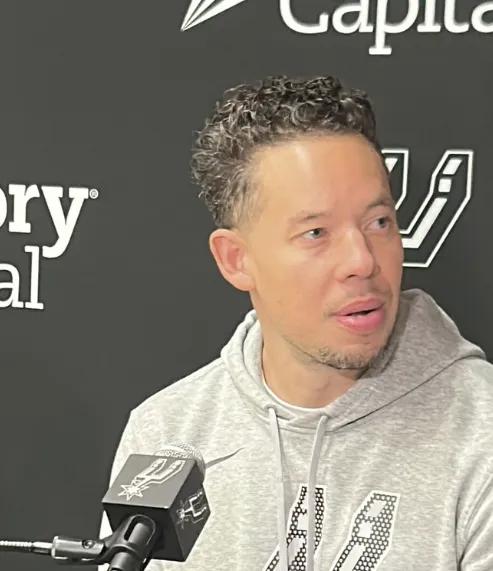 米奇：文班目前情况不错，今天将随队前往波特兰04月24日讯今日，圣安东尼奥马