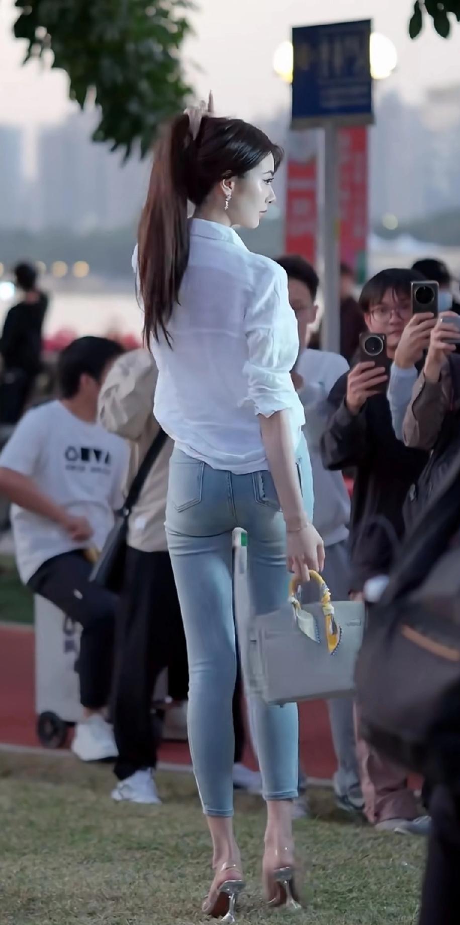 经典牛仔裤搭配简约又时髦，关键是选对款式和上衣。如果是铅笔裤，它很挑身材，“竹