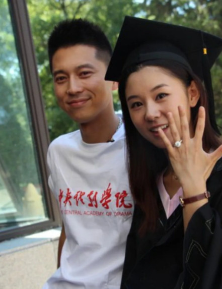 2007年，李小萌去看望男友王雷时，一看到躺在床上颓废的他就生气地质问道：“你为