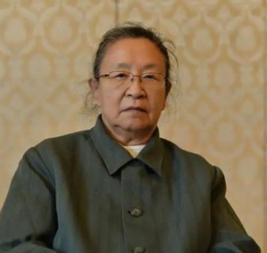 毛泽东逝世后，每逢毛泽东的生日，一个妇人都会排队进入毛泽东纪念堂，直到22年后，