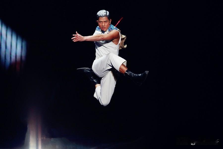 有的人说郭富城当年拥有“亚洲舞王”这个称呼是不是有点言过其实了？整个亚洲那么