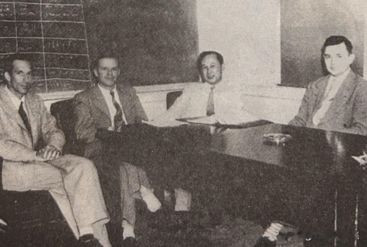 1949年，刚刚就任教授的钱学森与加州理工学院的同事在一起。由左至右：邓肯，兰尼