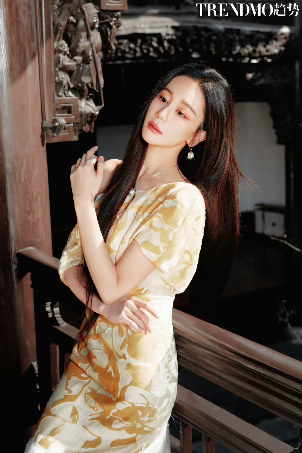 五凤溪古镇的青瓦，驮着千年的江风；天府橘乡的枝桠，牵着四季的甜香。“半边山江半边