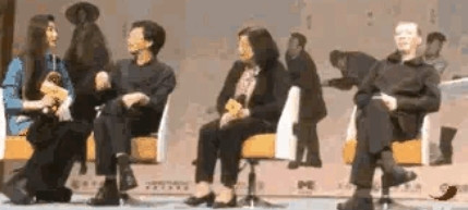 2016年，范冰冰和冯小刚到武汉某高校宣传电影《我不是潘金莲》，她刚入座，便遭到