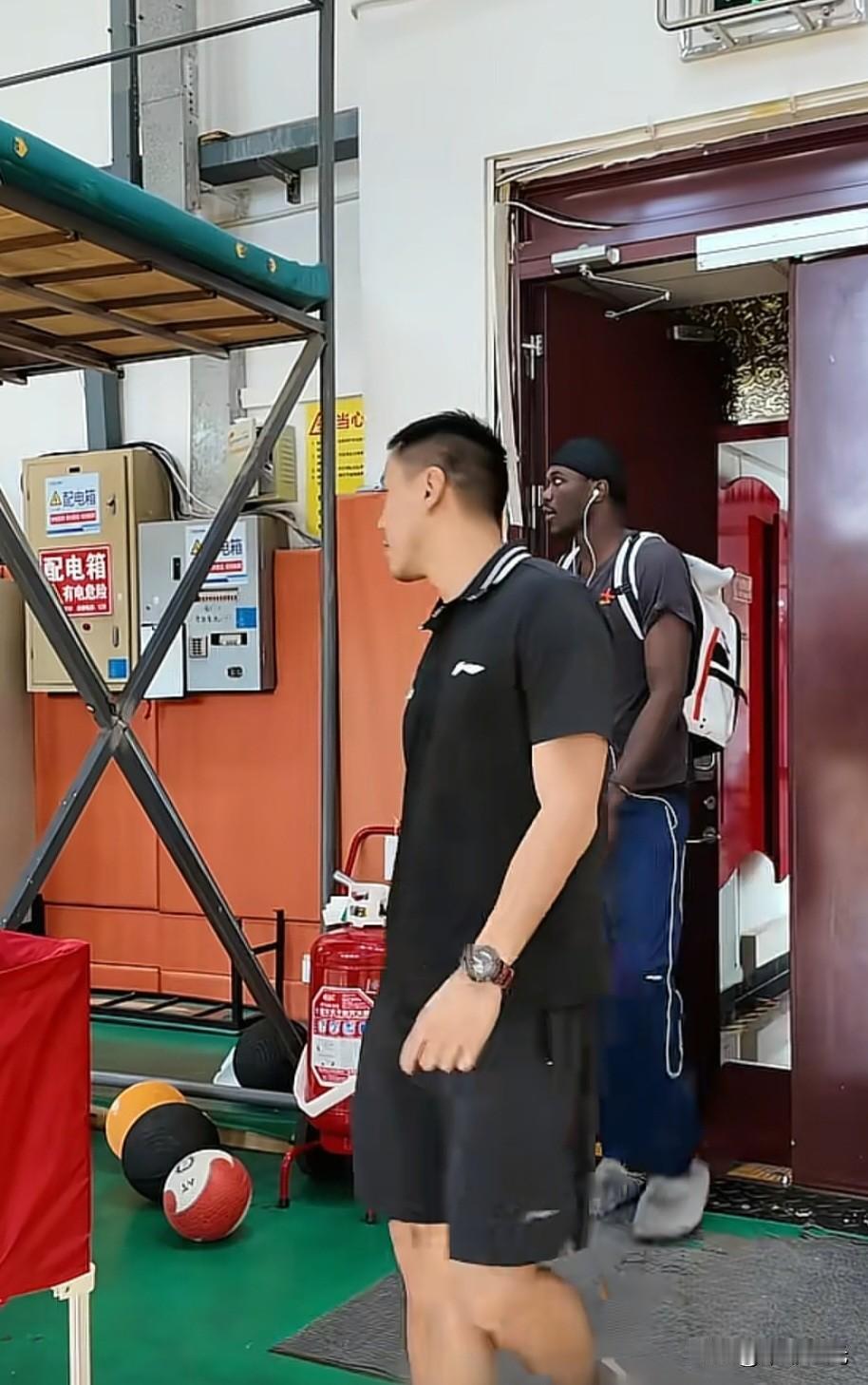 山东男篮大外援法耶到队，他将很快进行全队合练。法耶特点比较明显，就是守要大于攻。