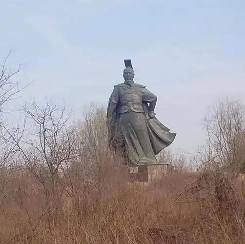 他脖子上刺着一只飞雀，人们叫他郭雀儿。他出身寒微，靠自己的勇猛。在乱世中杀出