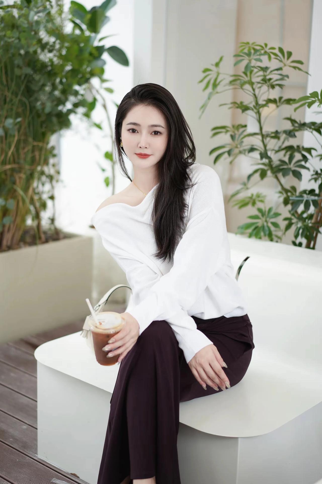 影子是光留下的遗嘱，而我的存在，只是它未写完的句点。