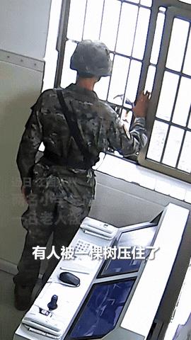 “孩子们火上人民日报了！”江西抚州，2名小学生跑到武警中队向哨兵求救，一开始哨兵