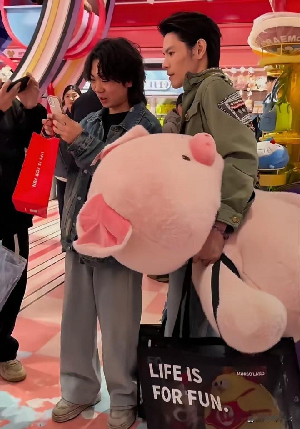 网友偶遇向佐买超大猪公仔！被问起还笑着说买给老婆，因为碧婷属猪～憨憨的也太甜了