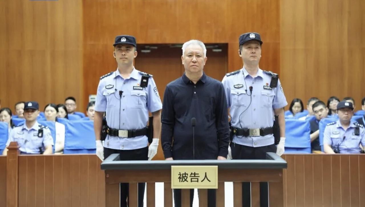8月20日，许家印出庭照片公开后，外界注意到一个明显变化：曾经在公众面前意气风发