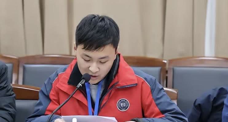刘柏宏力压群雄夺得民间第一象棋赛事宝宝杯冠军。半决赛击败王禹博，决赛击败许文章。