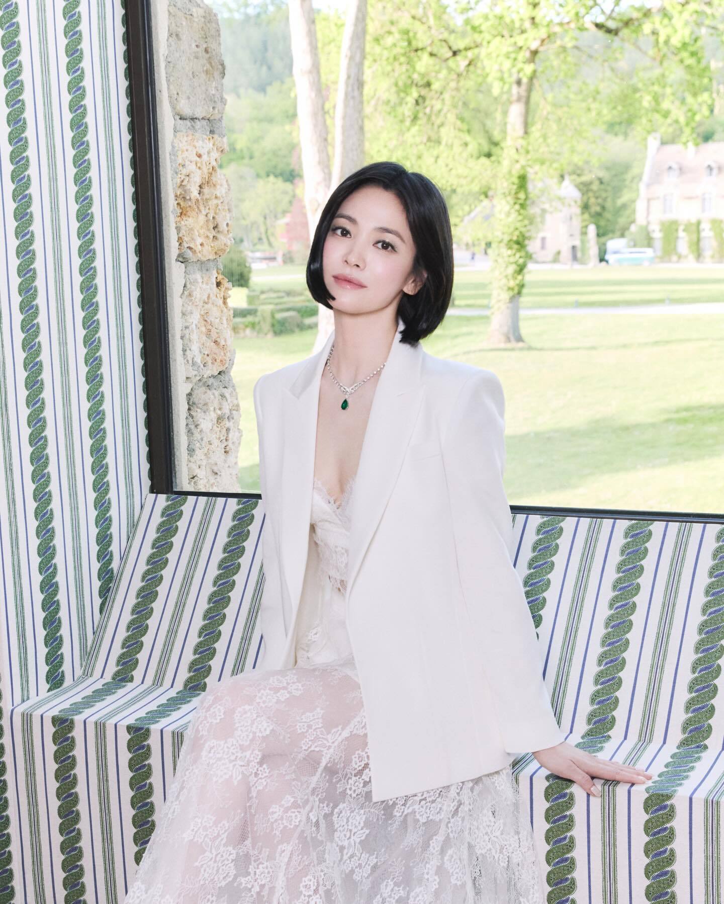 宋慧乔xCHAUMET在法国参加尚美巴黎高定珠宝活动的乔妹，一身刚柔并济的A