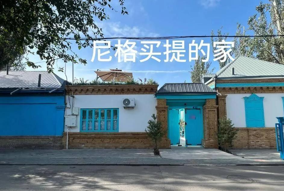 尼格买提在新疆的家，那梦幻的蓝白配色，简直绝绝子！仿佛童话城堡搬到了现实。他家