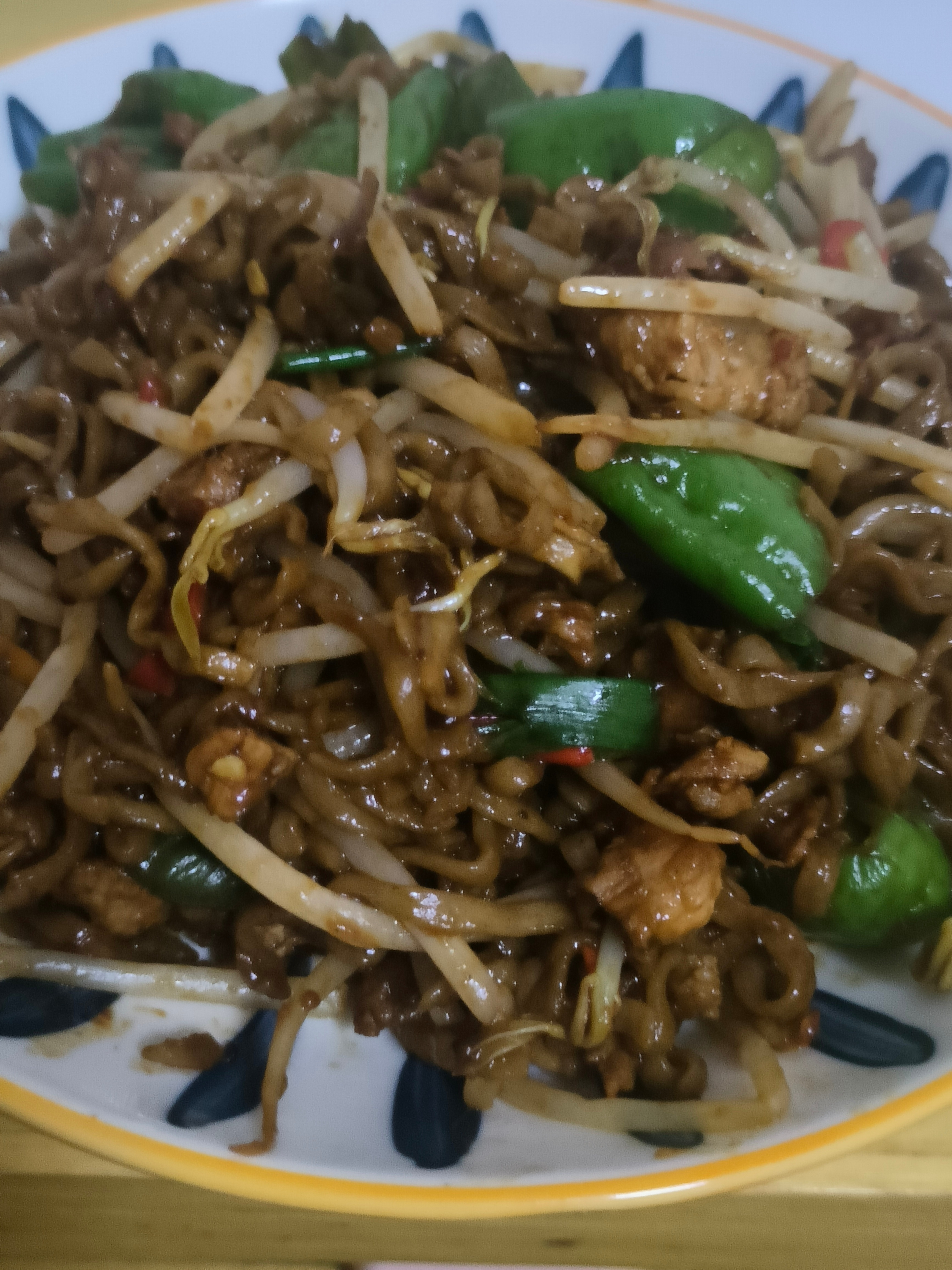 吃上饭了好香！我去厨艺进步了里面其实加了鸡蛋肉辣椒豆芽剁辣椒很香