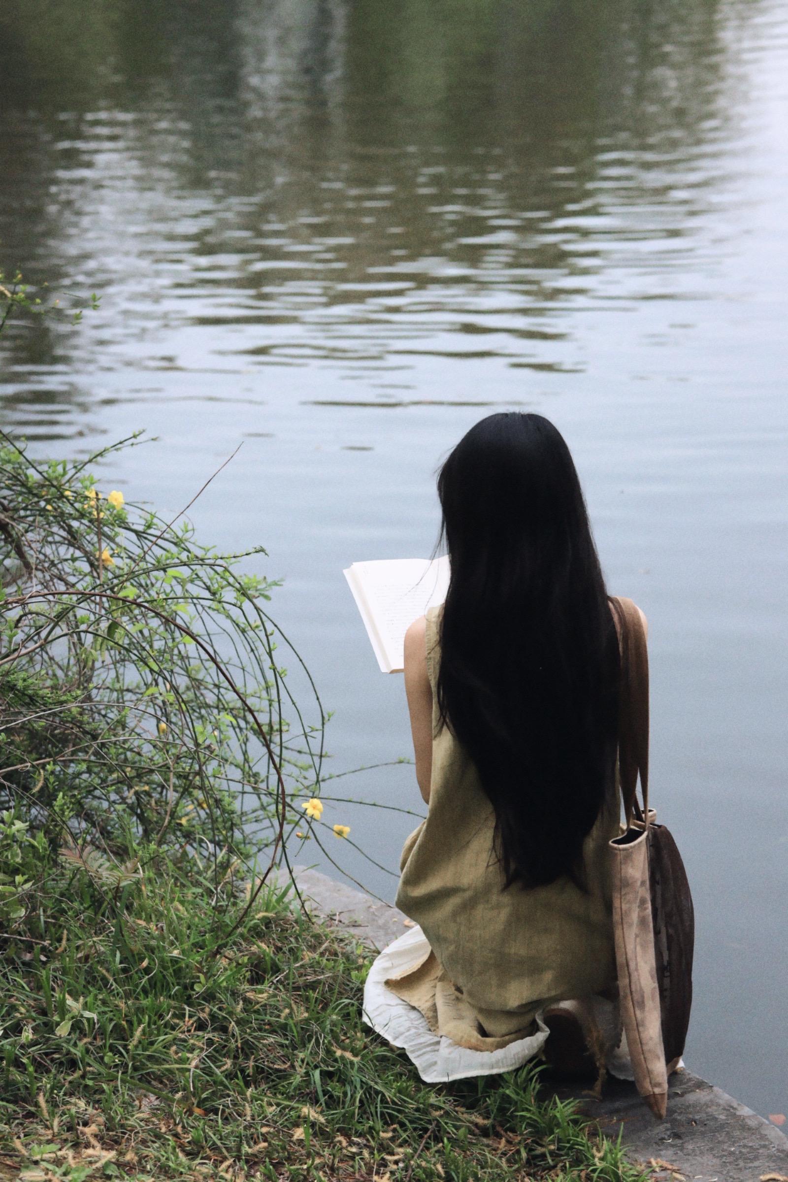 月光缠绵躲在心里面