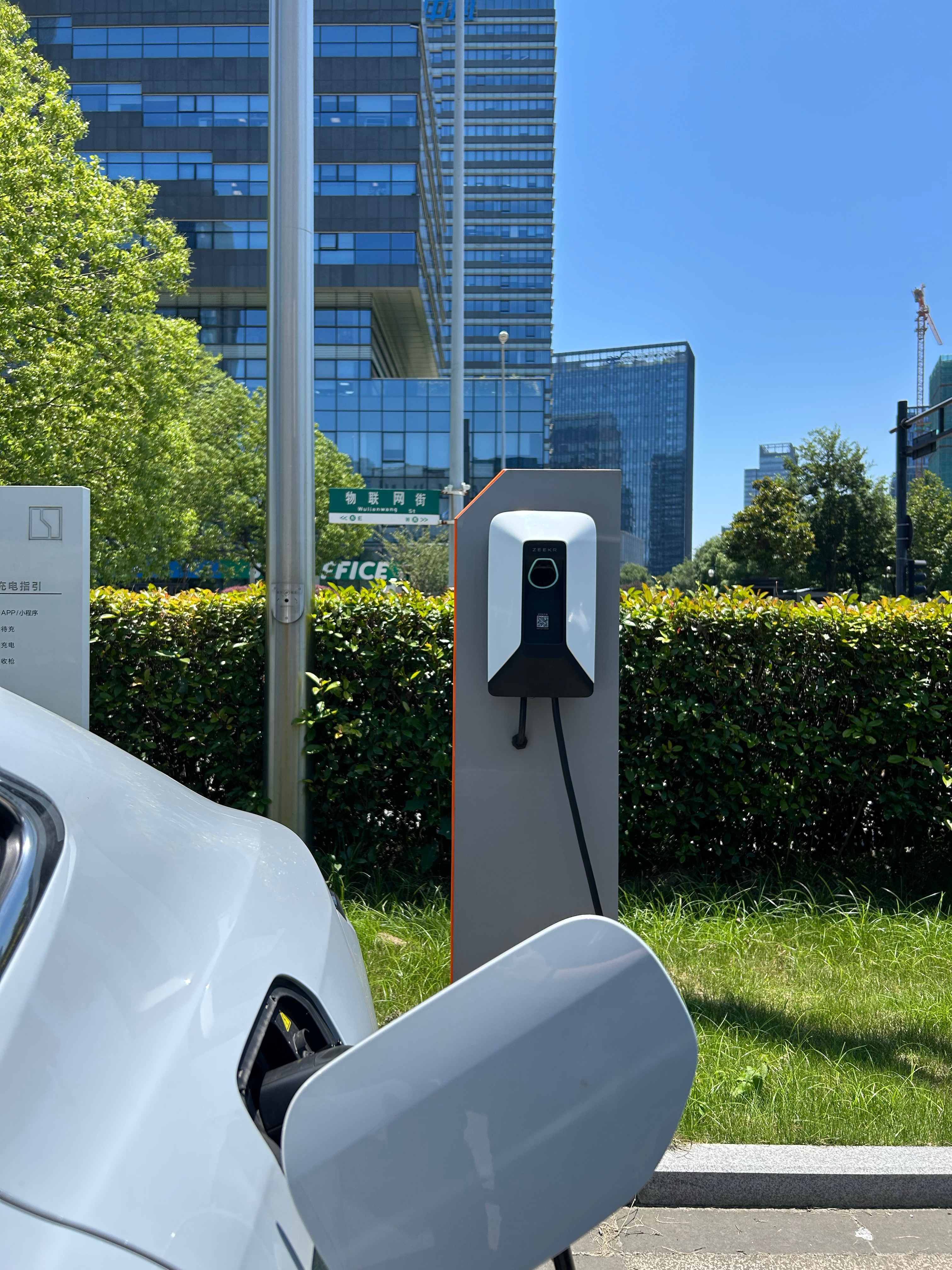 蹭个娘家大楼下的极氪7kW桩，等我下完回来看看充了多少电​​​