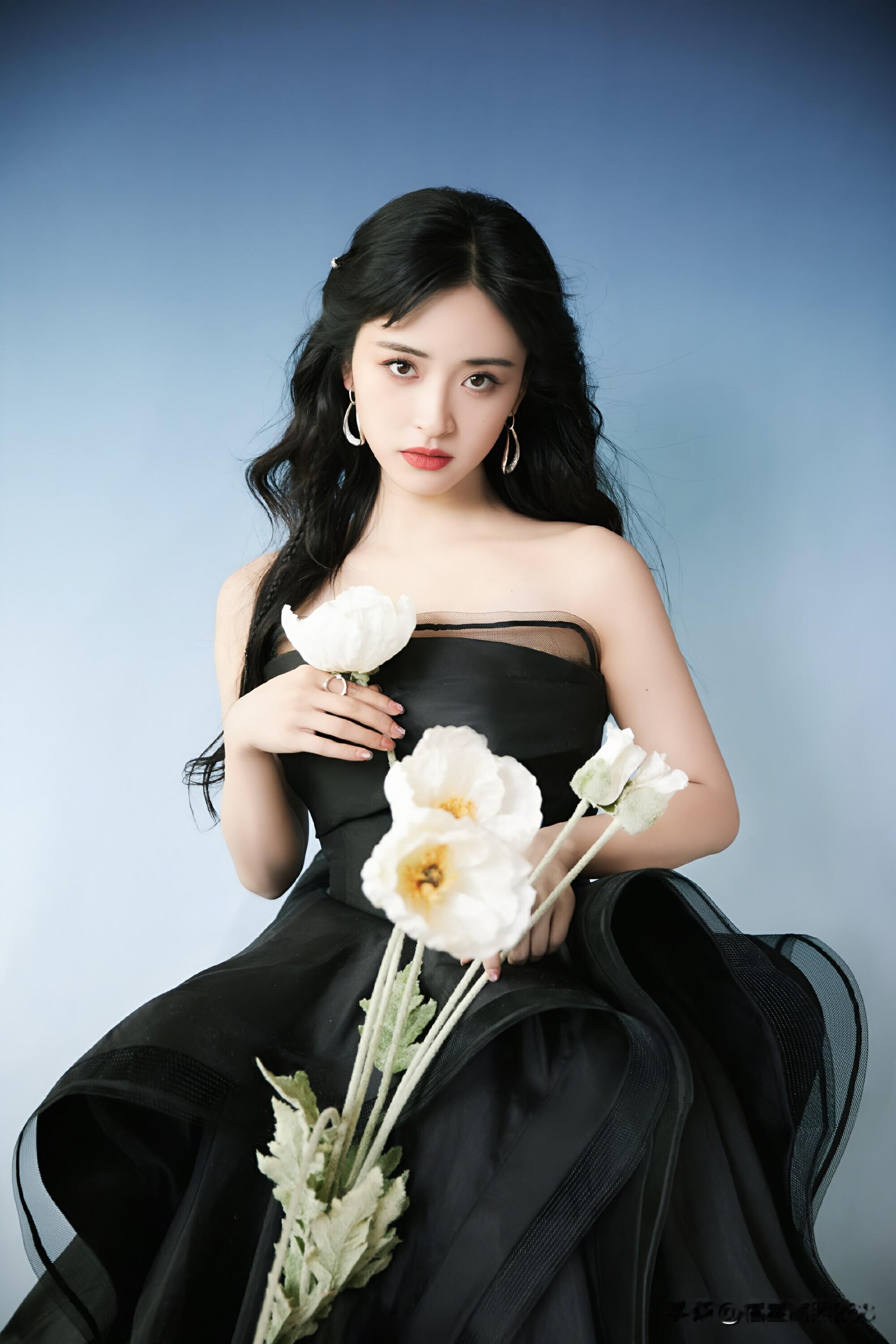 沈月黑裙加身，邂逅极致浪漫优雅