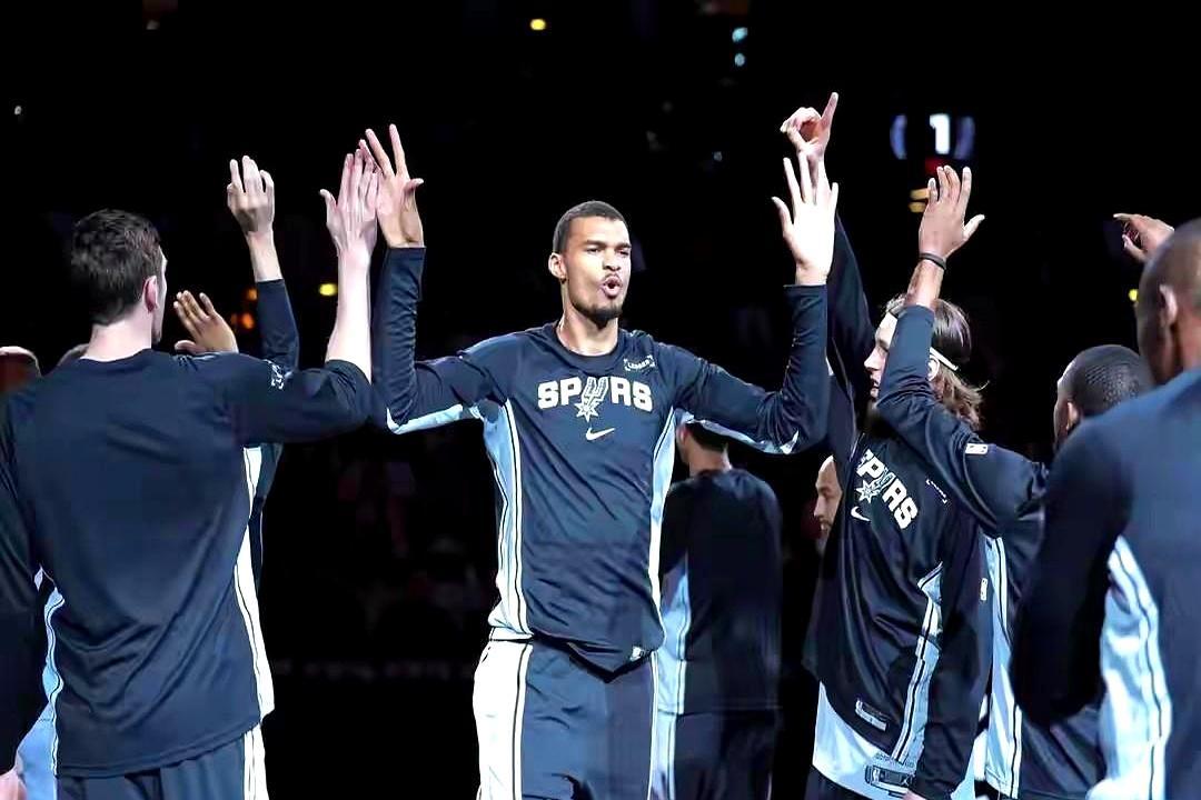 你敢信现在稳坐西部第二的马刺，首发里最老的才28岁？47胜17负高居西部第