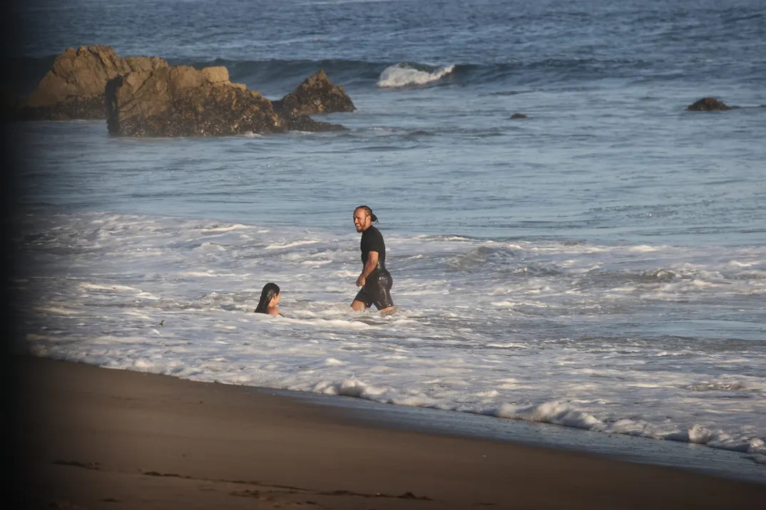 金卡戴珊汉密尔顿海中嬉戏KimKardashian和LewisHami